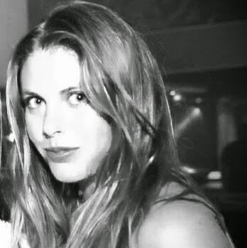 Amanda Hull Photo 13