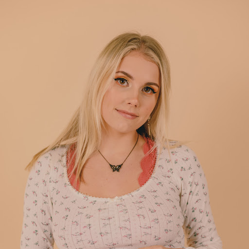 Rebecca Briggs Photo 18