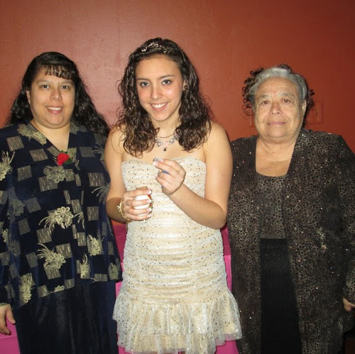 Gloria Deleon Photo 12