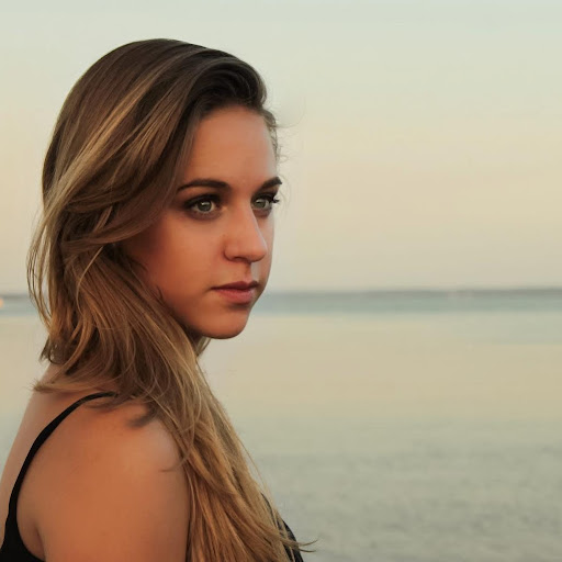 Victoria Dunbar Photo 7