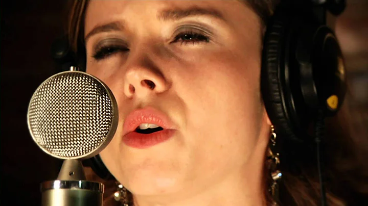 Sarah Hull Photo 35