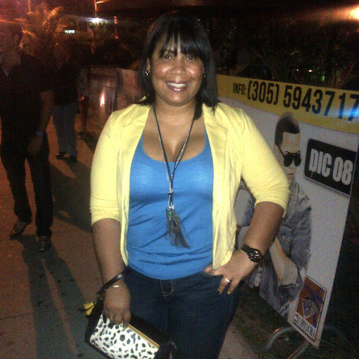 Elizabeth Padilla Photo 15