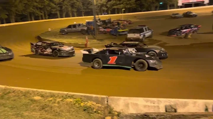 Jamie Whitt Photo 11