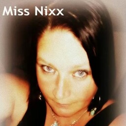 Nikki Lewis Photo 10