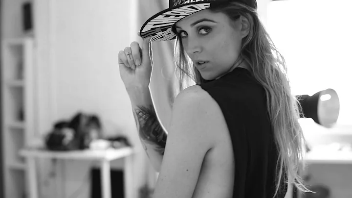 Toni Lyons Photo 19