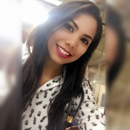 Laura Paz Photo 9