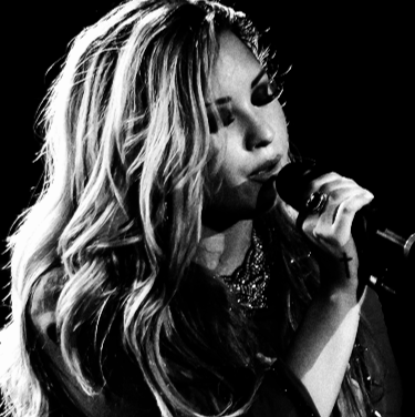Julia Lavigne Photo 11