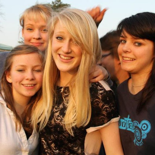 Laurel Ellis Photo 9