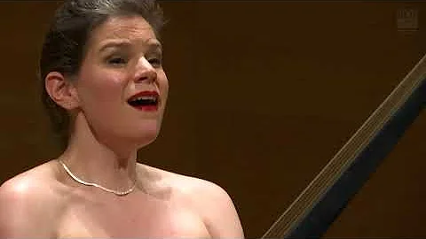 Elizabeth Reiter Photo 22