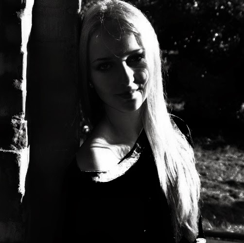 Nora Lang Photo 8