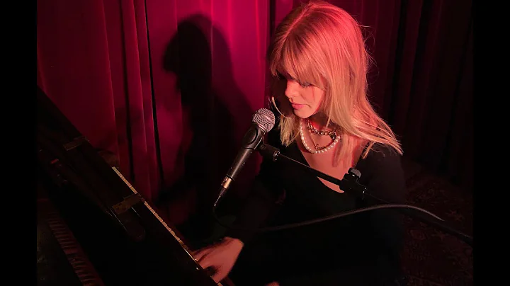 Megan Rutherford Photo 35