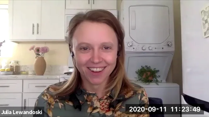 Julie Lewandowski Photo 32