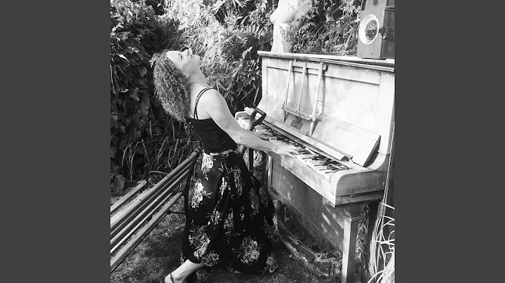 Caitlin Bowles Photo 23