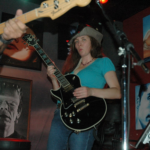 Erin Daniels Photo 12