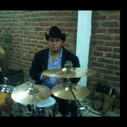 Roberto Botello Photo 14