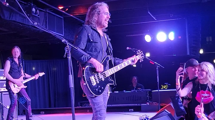 Robert Winger Photo 26