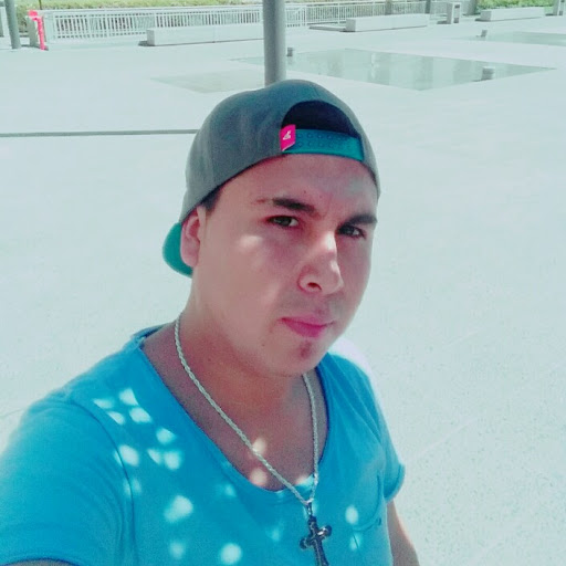 Robin Alvarez Photo 9