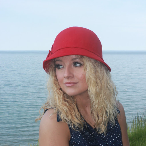 Elizabeth Leach Photo 3
