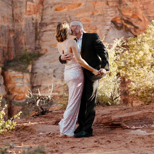 Elizabeth Hope Photo 15
