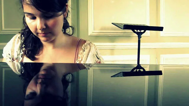 Laura Theis Photo 23