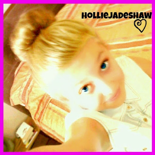 Hollie Shaw Photo 10