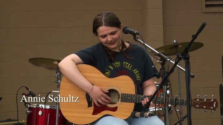 Annie Schultz Photo 28