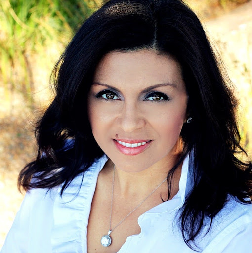 Stephanie Strobel Photo 9