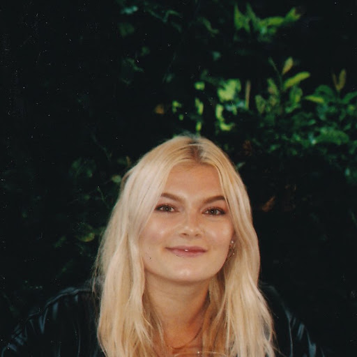 Laura Wells Photo 17