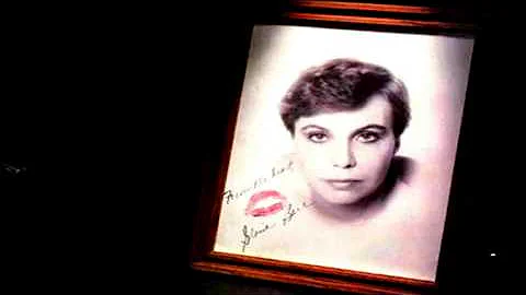 Gloria Bare Photo 7