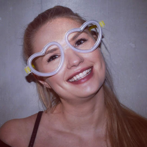 Hannah Emery Photo 11